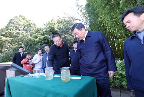 在翠湖公园，杨承新实地察看客流疏导、环境卫生、安全防护及翠湖水体保护等工作。_副本