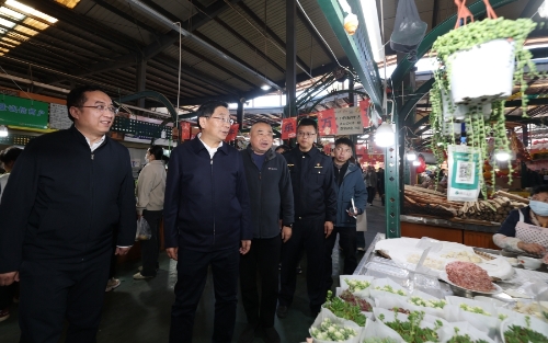 在东华农贸市场，杨承新实地了解市场保供等情况。_副本