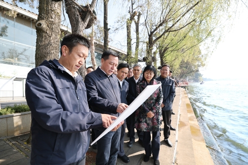 刘洪建一行沿海埂公园边走边看，听取滇池保护治理等情况汇报。_副本