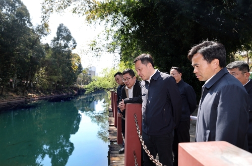 在盘龙江龙江公园段，刘洪建沿着盘龙江河道进行巡查，听取河道综合治理及有关工作情况汇报。_副本