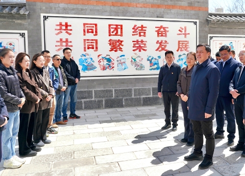 刘洪建代表昆明市委、市政府看望慰问昆明帮扶迪庆的11名教师代表。_副本
