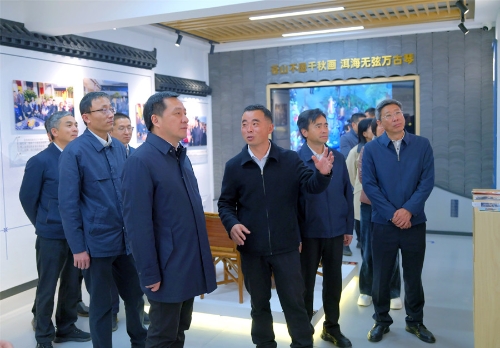 刘洪建一行参观大理古生村陈列馆。_副本