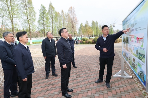 刘洪建一行在海东湿地听取有关情况汇报。_副本