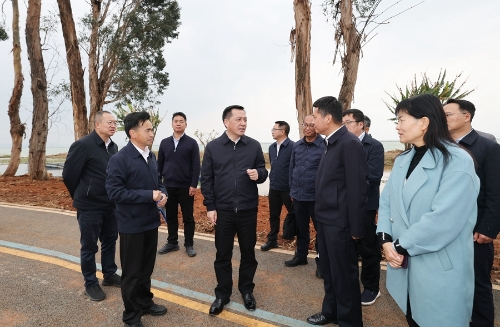 刘洪建一行来到滇池绿道回龙村段，边走边看，沿环湖路察看城市改造提升工作。_副本