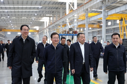3月25日，王宁在嵩明县龙马控股集团制造基地，调研高端机床、风电装备等生产线建设情况。