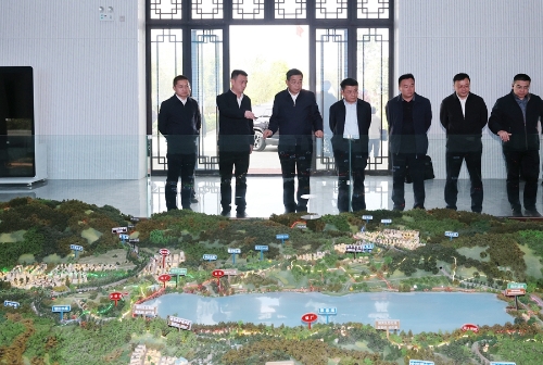 在阳宗海高原湖泊保护治理中心，杨承新实地了解阳宗海水质状况、生态修复、截污治污及农业面源污染治理情况，详细了解生态保护重点项目进展。_副本