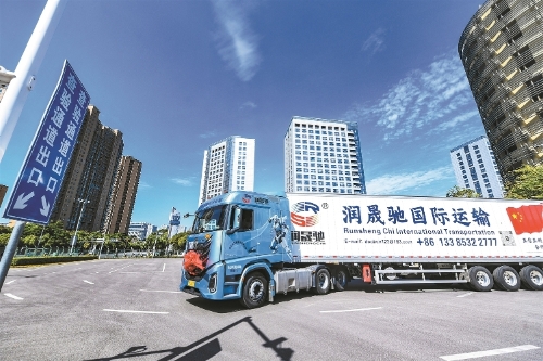 图为满载玫瑰、康乃馨、菊花等云南鲜花的TIR国际公路运输车出发。