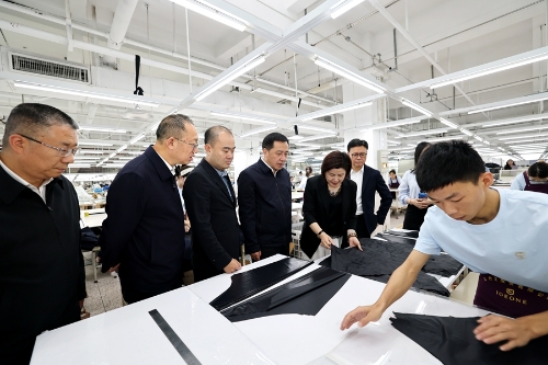 刘洪建一行走进九牧王泉州生产基地，详细了解企业生产工艺、智能制造、产业工人培养等情况。