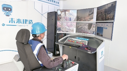 昆明长水机场T2航站楼（北段）项目建设中使用的5G塔吊。