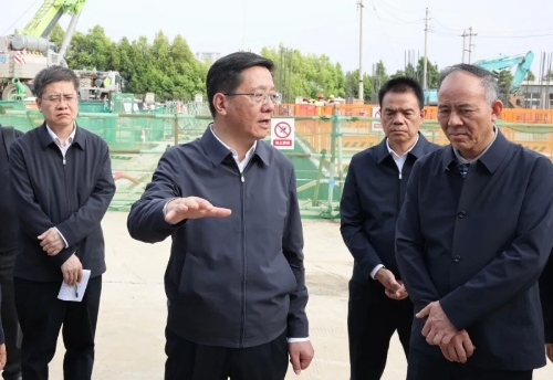 王予波在呈贡区洛龙河水质净化厂调研有关项目进展。