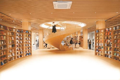 百里·春秋以独特的文化美学打造复合型阅读空间。百里·春秋供图