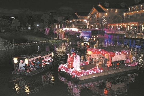 沉浸式水上实景演出《滇池夜月》婚礼桥段。 本组图片记者刘凯达摄
