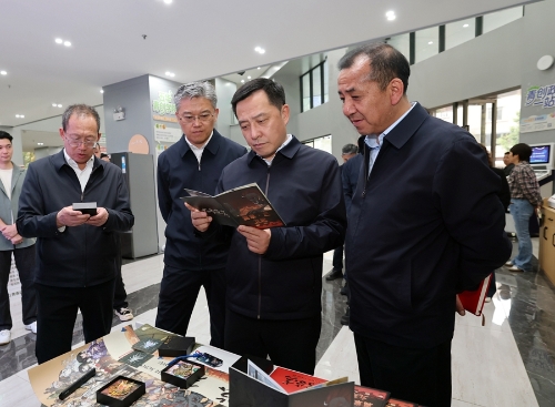 刘洪建来到绿色产业园云帆青播港，详细了解园区运营、创业孵化、电商出海等情况。_副本