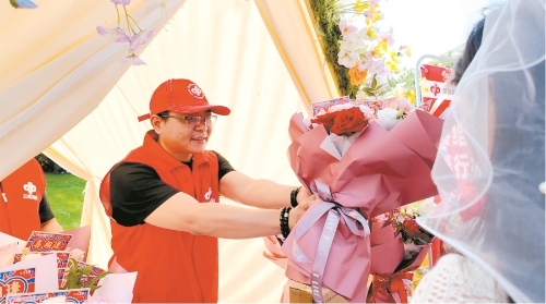 工作人员给新人送“福彩花”。 记者孙莹摄