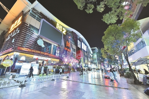 夜经济让云纺文创园区更显活力。 记者王俊星摄