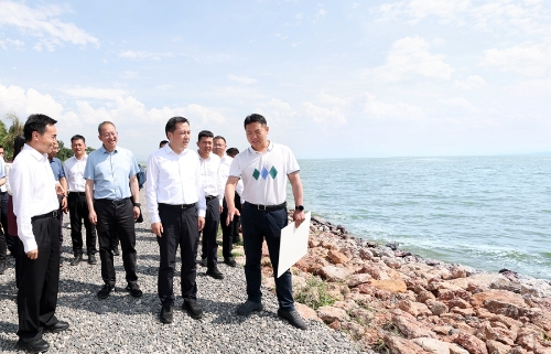 刘洪建一行调研海东—王官湿地段。_副本