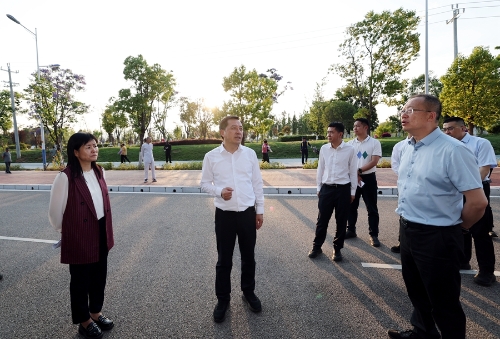 刘洪建一行调研滇池东岸的滇萃PARK项目。_副本