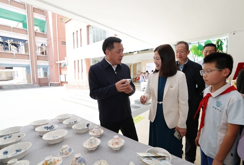 5月28日，在“六一”国际儿童节即将到来之际，刘洪建率队到昆明市西山区书林一小，看望慰问少年儿童并与大家一起欢度节日。_副本