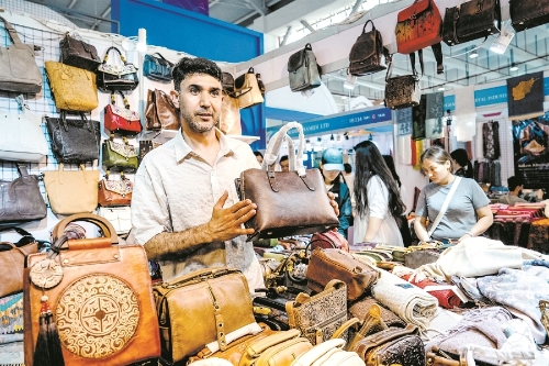 阿富汗展区的参展商在第10届中国—南亚博览会上推介特色商品。新华社