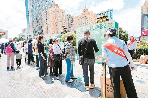 工作人员向市民普及金融知识。记者杜晓霞摄