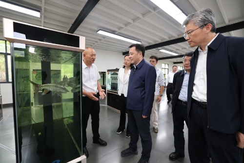 刘洪建在云南茂湾水产养殖有限责任公司，详细了解高原渔业发展、土著鱼种苗保护培育等情况。_副本