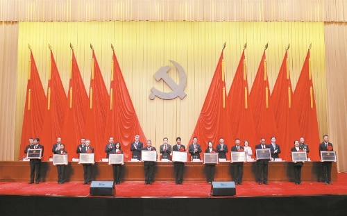 大会为受表彰先进个人和集体代表颁奖。 记者李海曦 杨艳辉摄