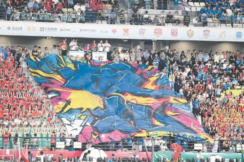 主席台正对面的巨型“板扎”Tifo。