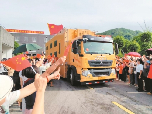 当地群众欢送救援队。 昆明市滇池管理局供图