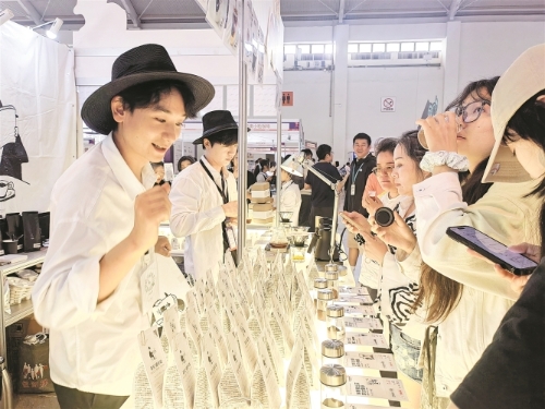 市民在展位前品尝咖啡。