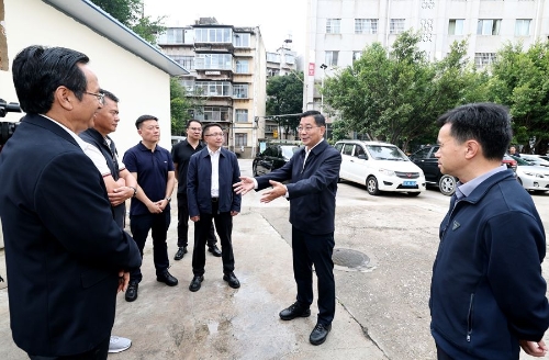 杨承新来到位于西山区的省社科院住宅小区，实地察看环境美化提升、一户一表改造等整治事项进展。_副本
