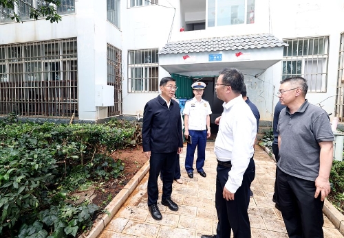 在呈贡区幸福小区，杨承新实地察看小区问题整治、便民设施配套情况，深入了解日常精细化管理情况。_副本