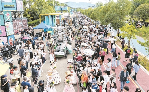 嘉年华现场，咖韵流淌，乐声悠扬，巡游车徐徐驶过，市民游客络绎不绝。记者赵伟摄