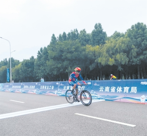 马萧翔率先冲过终点，夺得男子乙组平把单速车1公里个人计时赛冠军。 记者贺靖摄