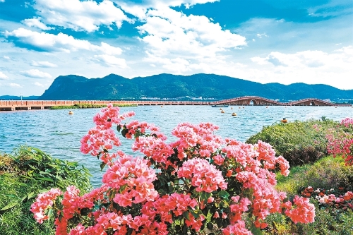 全国首座自动化开合浮桥“丹霞桥”如金龙蜿蜒，连通草海东岸与东风坝。记者杨艳辉摄