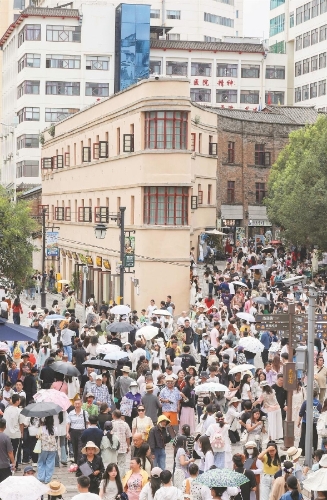 游客在昆明老街游览观光。