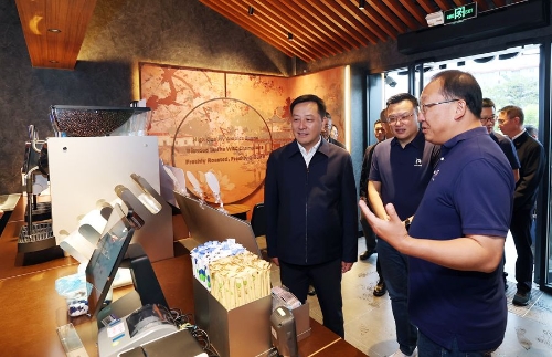 刘洪建陪同郭谨一一行到瑞幸咖啡庾园店考察。