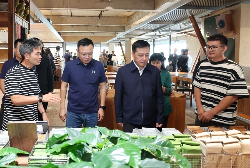 刘洪建陪同郭谨一一行到幸也精品咖啡滇池东岸店考察。