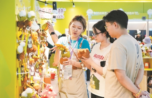 店员在花卉展上为参观者介绍植物文创产品。 新华社