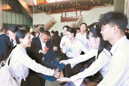 图为代表们陆续报到。记者杨艳辉摄