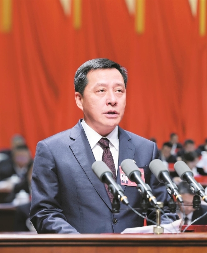 刘洪建代表中国共产党昆明市第十二届委员会向大会作报告。