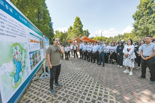 与会代表在海东湿地听取汇报。记者王俊星摄