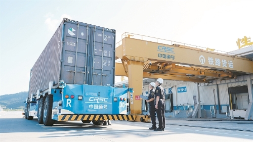 海关关员在磨憨铁路口岸综合性指定监管场地对经中老铁路进口货物进行监管。新华社