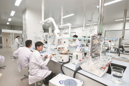 云南白药药物研究实验室。 记者李海曦摄