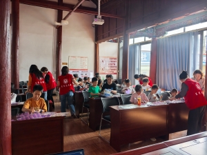 孩子们进行节日实践制作中秋灯笼